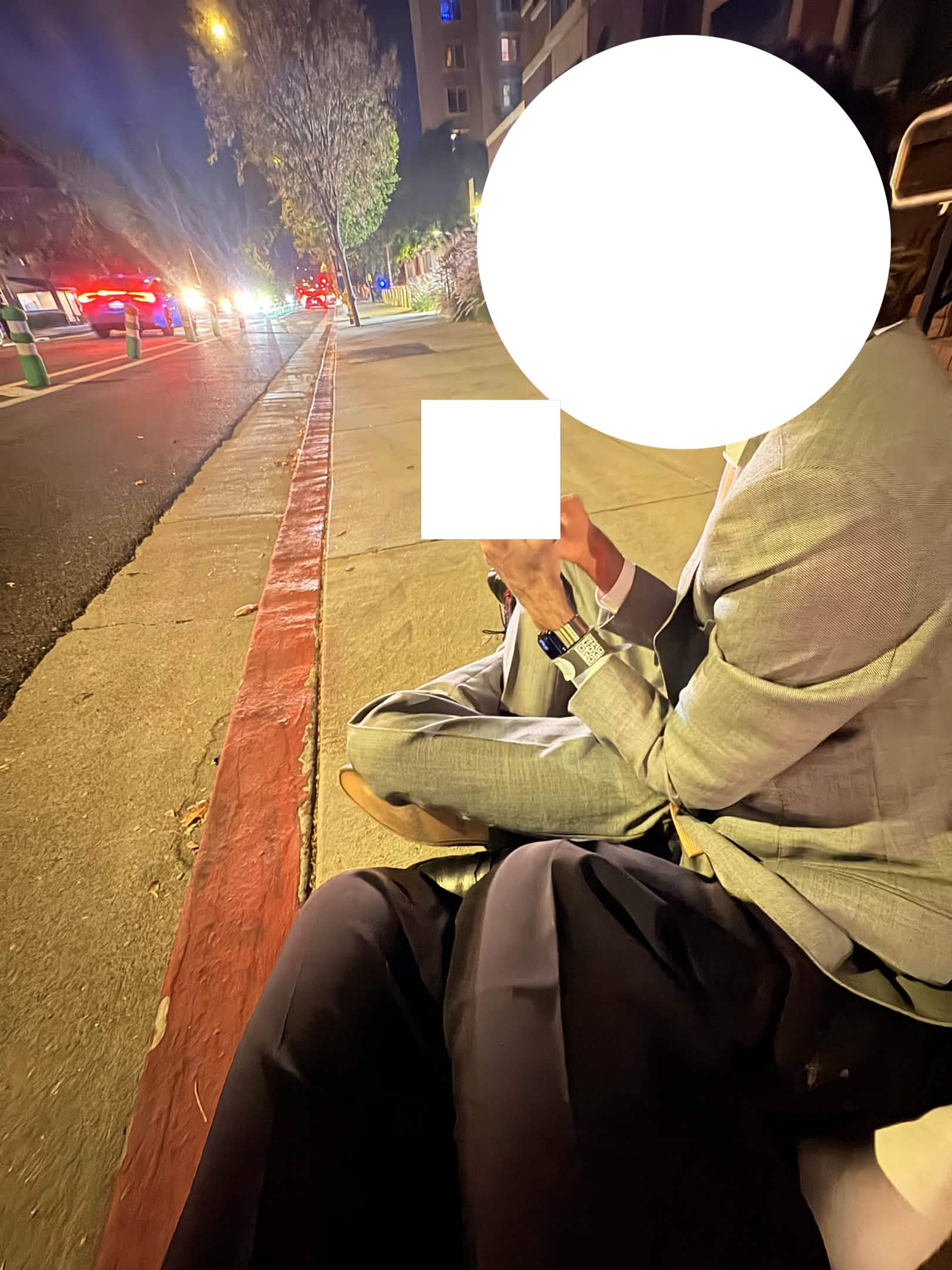 [X] сидит на тротуаре после того, как нашёл Ren